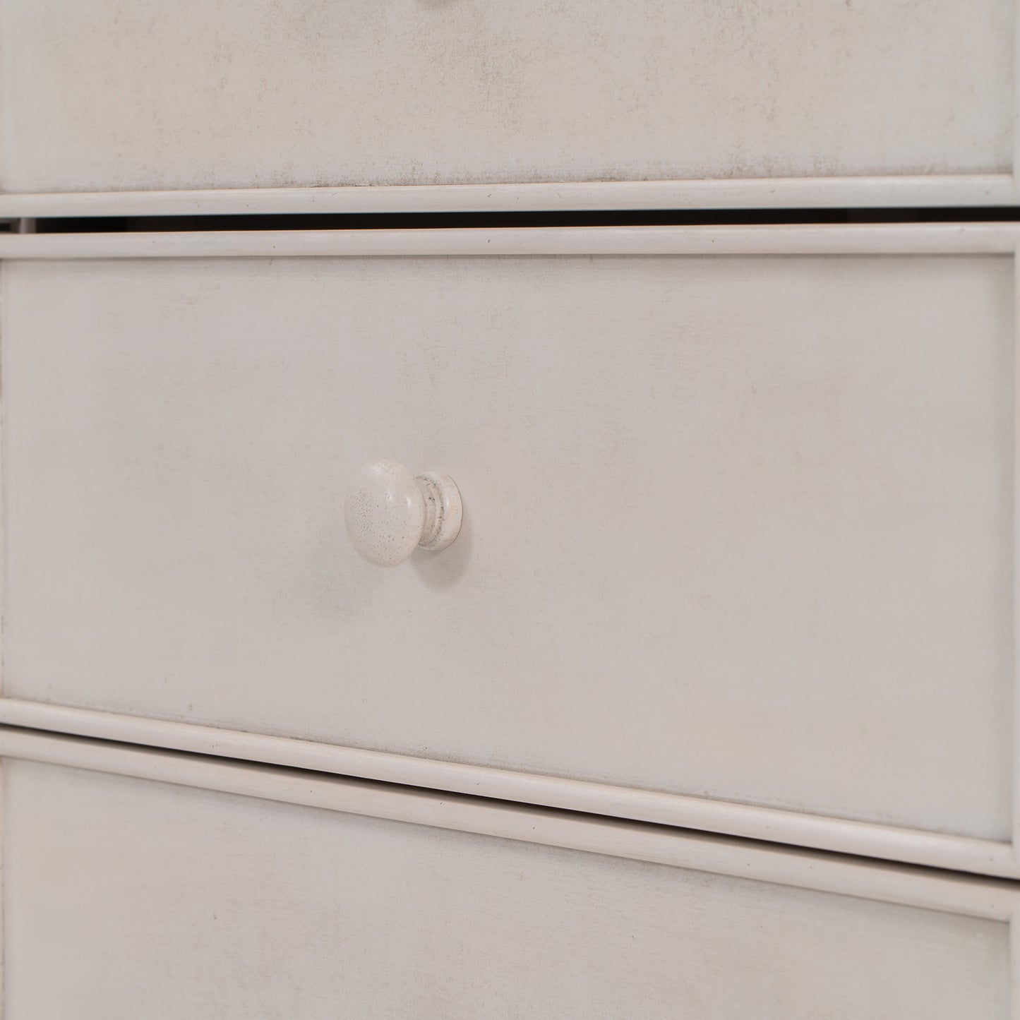 Elegant Vintage 6-Drawer Dresser: Antique White Wood Storage Cabinet